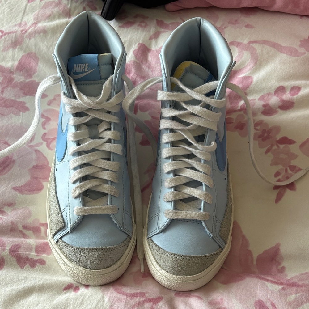 Nike Women's Light Blue and Gray Sneakers